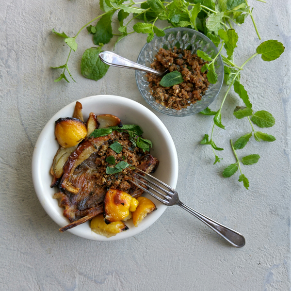 Deze Porkchops van Hongaarse Wolvarkentjes masseer je in met frisse citroen-rozemarijn marinade die je er kant&klaar bij geleverd krijgt. Een beetje vooruitdenken dus - maar dat is het meer dan waard. Daarna schuif je ze namelijk zó in de oven met piepers, EKO-pastinaken én zoetsappige peren. Na een minuut of 40 zijn ze klaar en serveer je ze met een verrassende Brood-MuntSaus die je er kant-en-klaar bij geleverd krijgt.