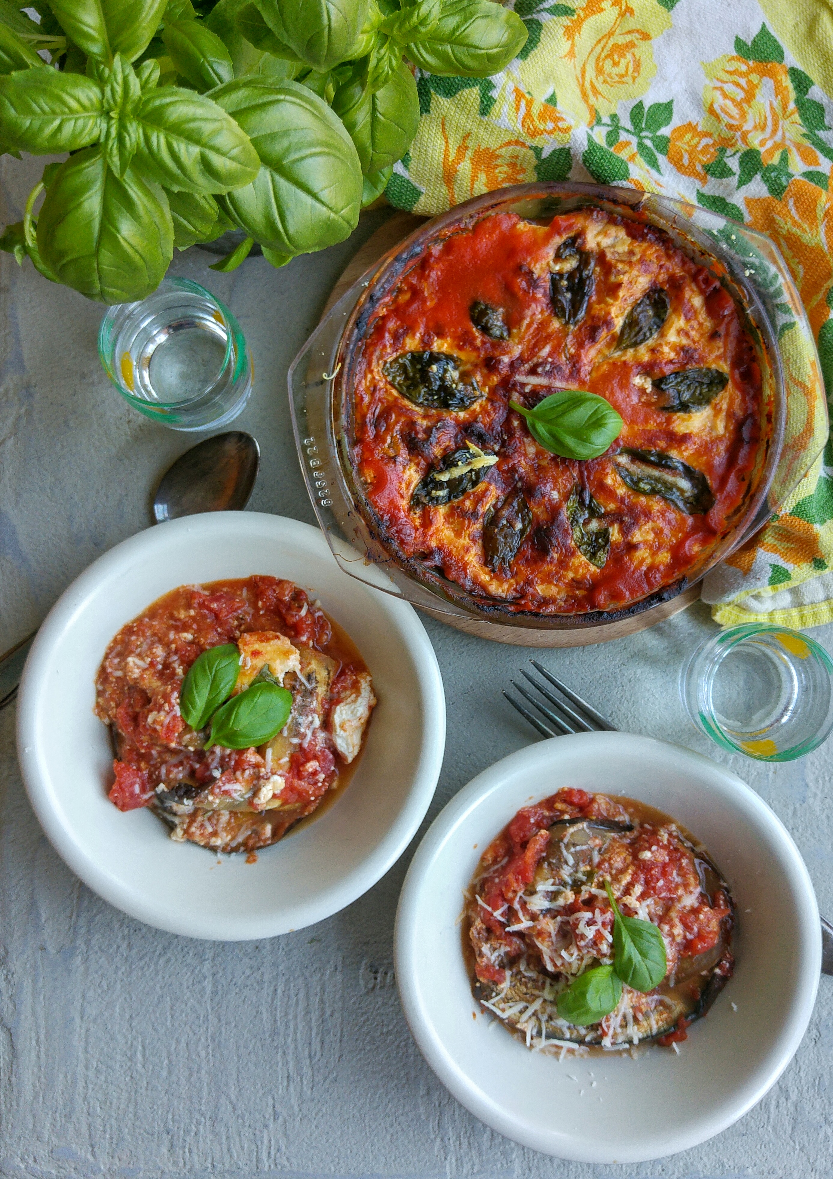 Gegrilde aubergine met tomaat, kaas en basilicum uit de oven, à la Sophia Loren; dat klinkt als comfort food - en dat ís het ook! En het is nog gezond ook, want deze lasagna maak je met plakken gegrilde aubergine i.p.v van lasagnevellen. Zo kom je wel aan je 200 gram groenten per dag :-)