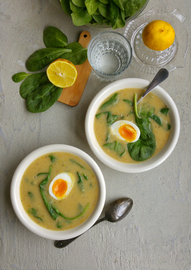 Gezond en lekker: spinazie-soep. A la bloep of met een eitje om het oxaalzuur te neutraliseren. Recept en slimme spinazieweetjes in de SeizoensgroentenKalender April.