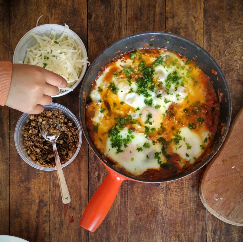 Simpel maar spectaculair: Shakshuka! In tomatensaus gepocheerde eitjes.