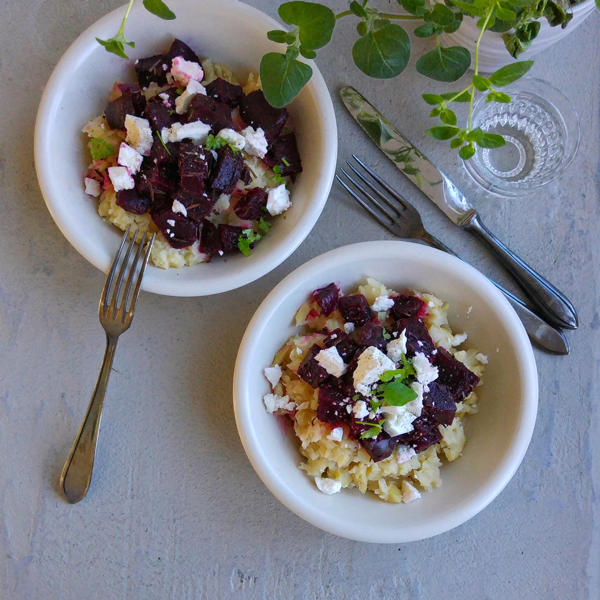 Recept voor stamppot vol groenten: knolselderij, kruiden en bietjes.