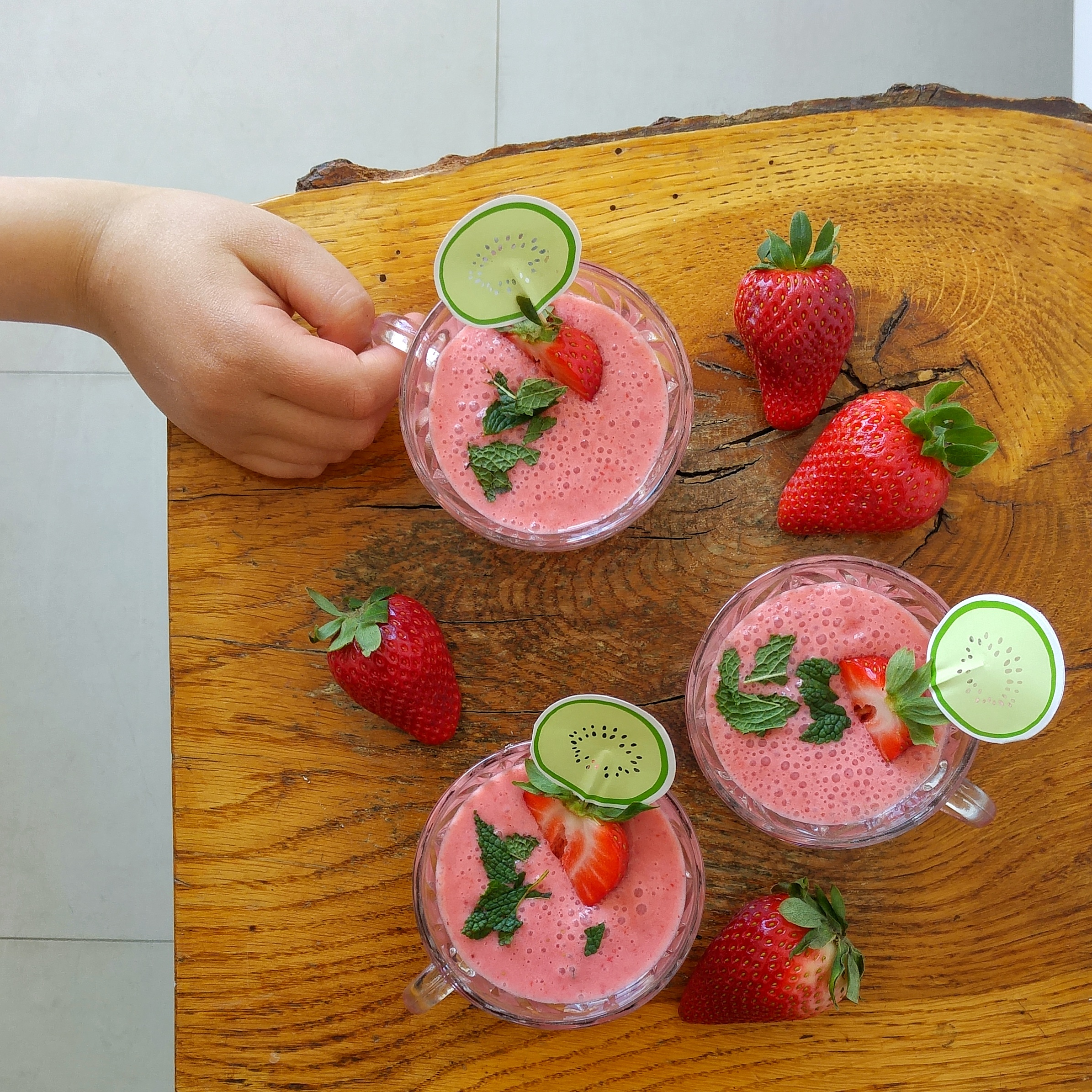 fruitsoep met aardbeien en feestelijke toppers