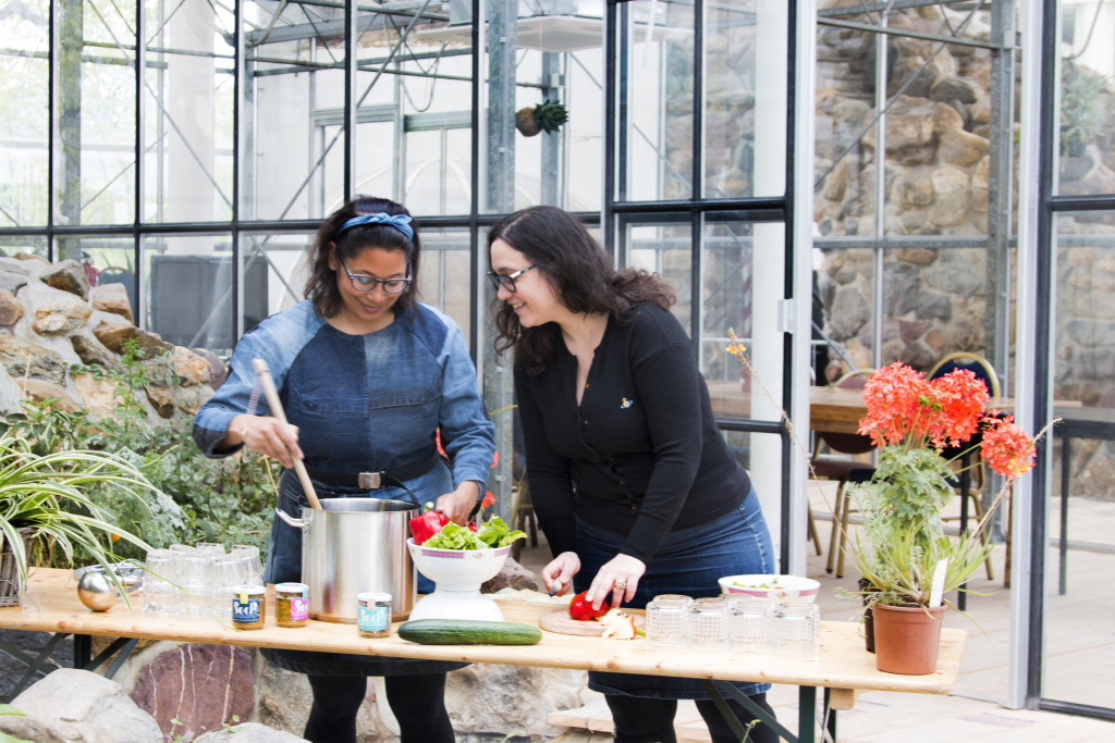 Soephoofd Diana van Ewijk en Sarina Karouw geven workshop vegan bouillon maken