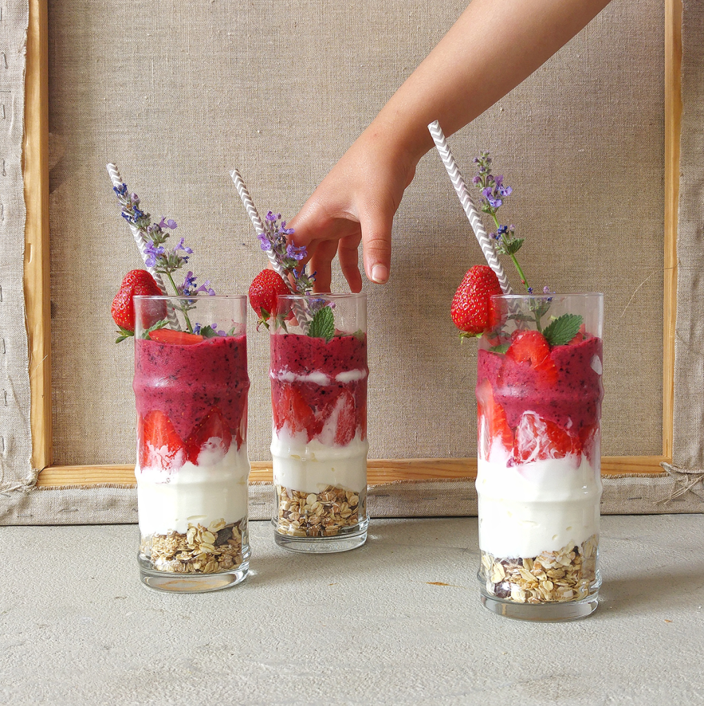 fruitsoep ontbijt: smoothie met yoghurt en muesli