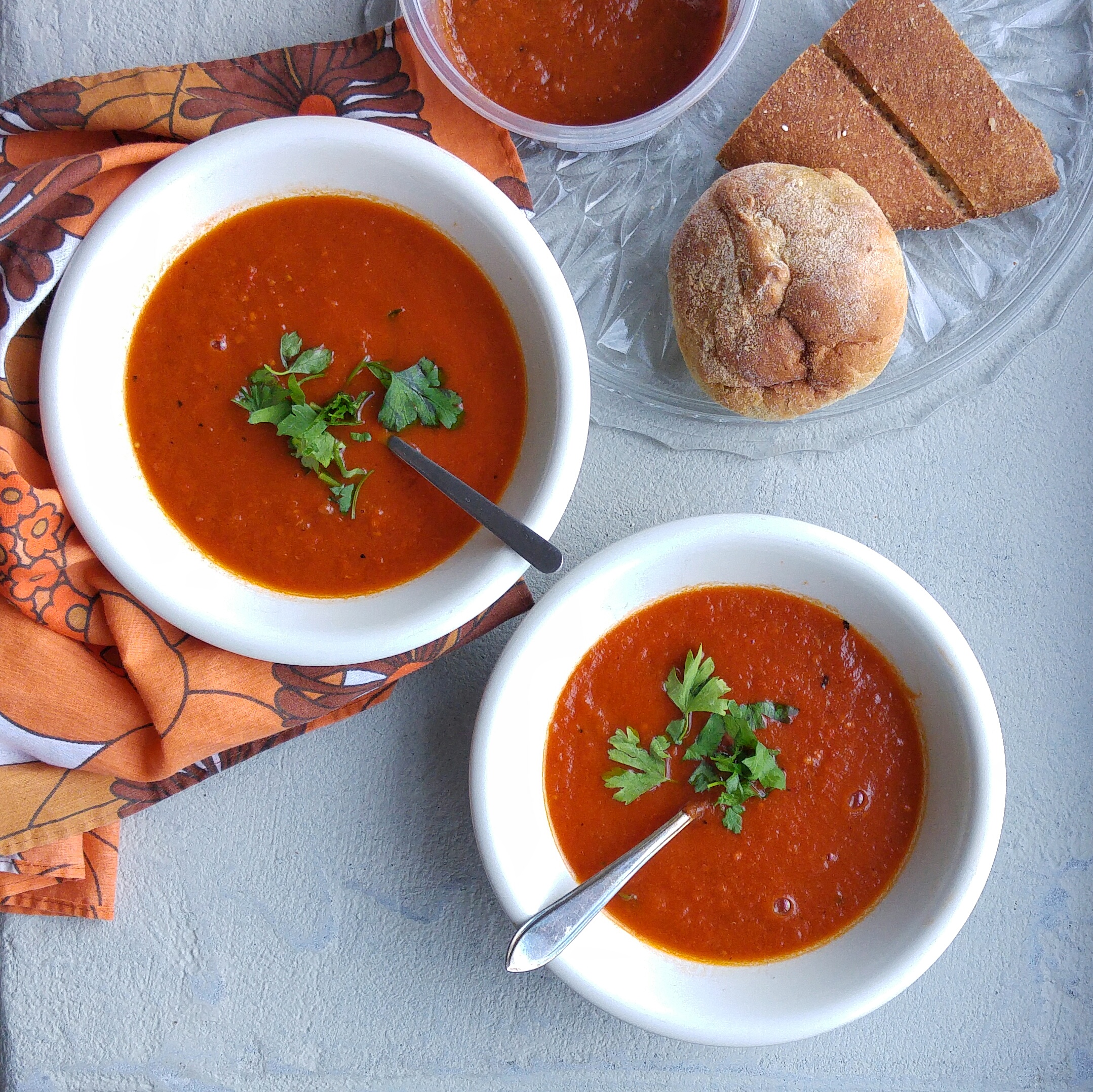 Met deze makkelijke soeprecepten maak je in heen handomdraai een verse gezonde tomatensoep. Snel en simpel!